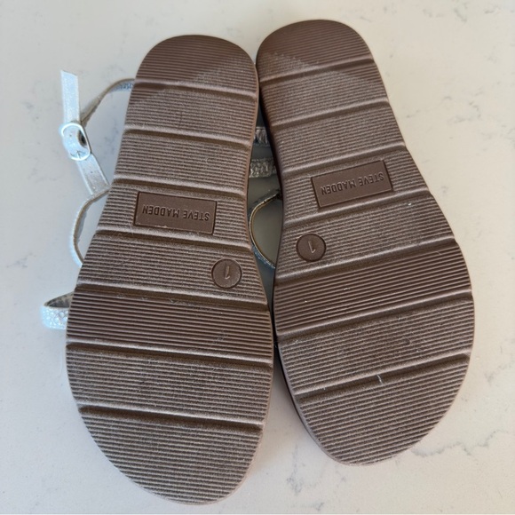 New Steve Madden Girl’s Jpolly Strappy Buckle sandal in silver Size: 1 - Picture 3 of 3
